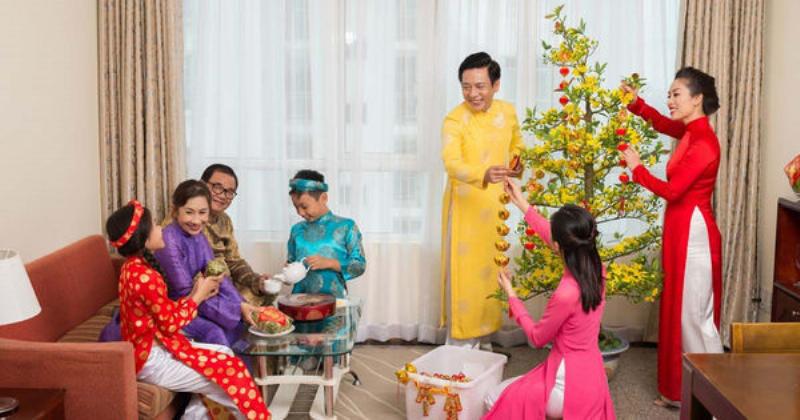 Hinh anh canh mai vang voi ca nu va hoa dang no ruc ro vao ngay Tet co truyen