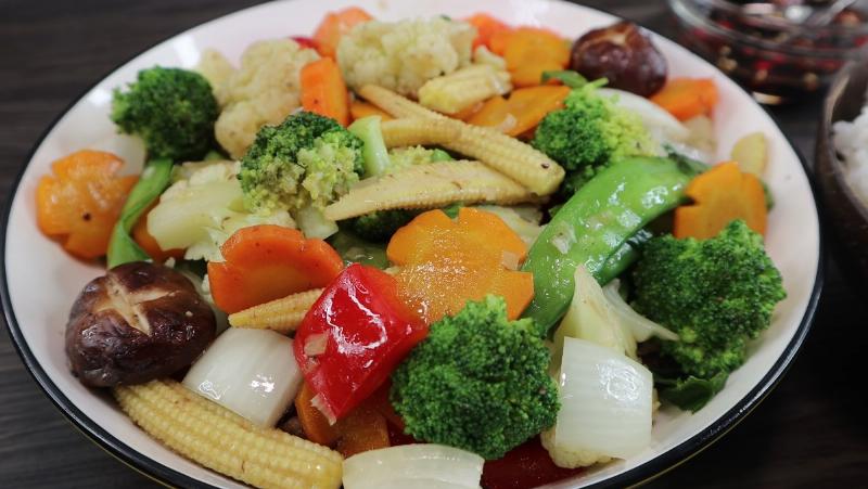 Cà rốt bị hỏng với các dấu hiệu như mềm nhũn, bề mặt nhờn nhớt, và xuất hiện nấm mốc so với củ cà rốt tươi, giòn.