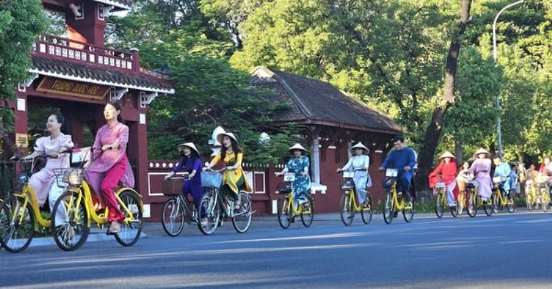 Cách sử dụng hoa ly trong trang trí nhà dịp lễ tết và các sự kiện quan trọng của người Việt