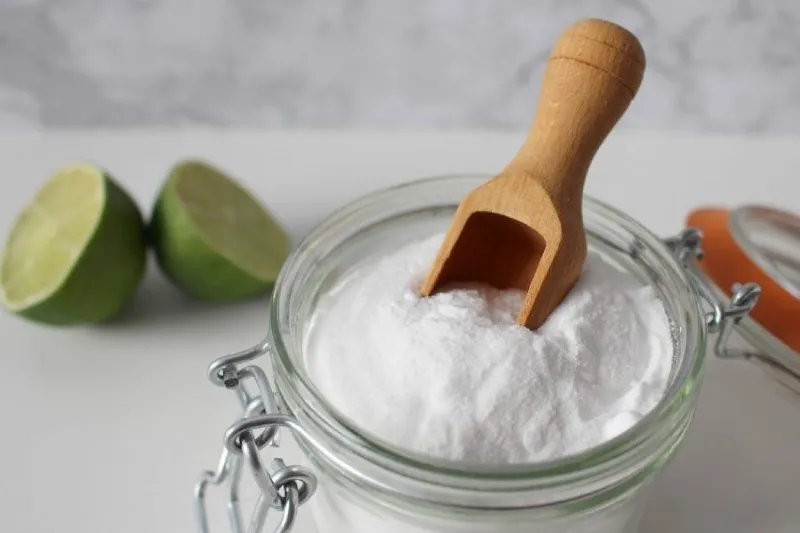 Alt: Baking soda tẩy cặn canxi trên kính