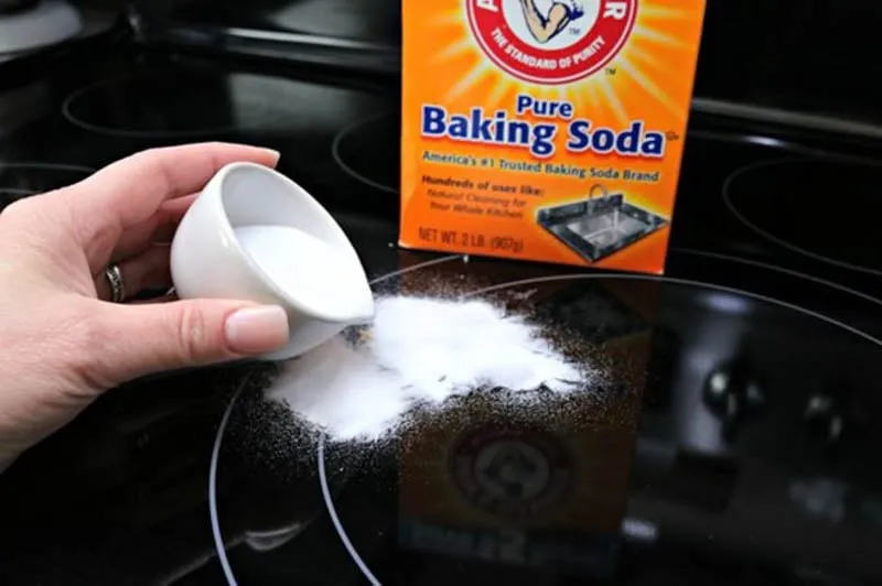 Baking Soda còn có thể làm sạch bề mặt của bếp sau mỗi lần nấu nướng