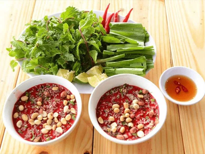 Thành phẩm món tiết canh vịt được đánh bằng nước mắm ngon ngọt