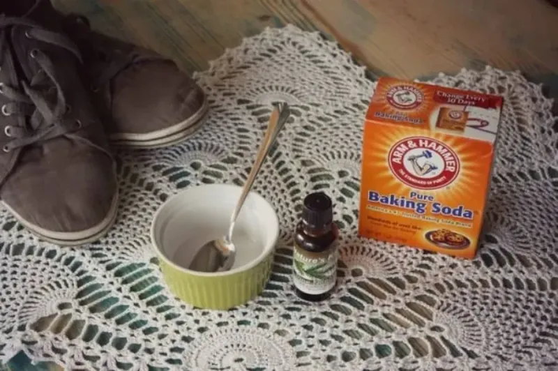 Vệ sinh giày bằng baking soda và giấm