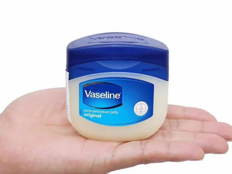 Alt: Vaseline trị thâm mắt