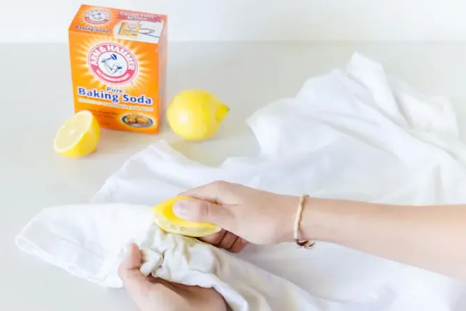 Cách làm quần áo màu hết mốc với bột baking soda và chanh tươi