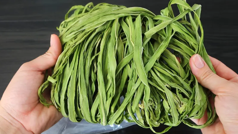 Canh rau tiến vua nấu thịt viên