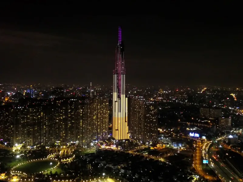 alt: Landmark 81 về đêm với ánh sáng rực rỡ