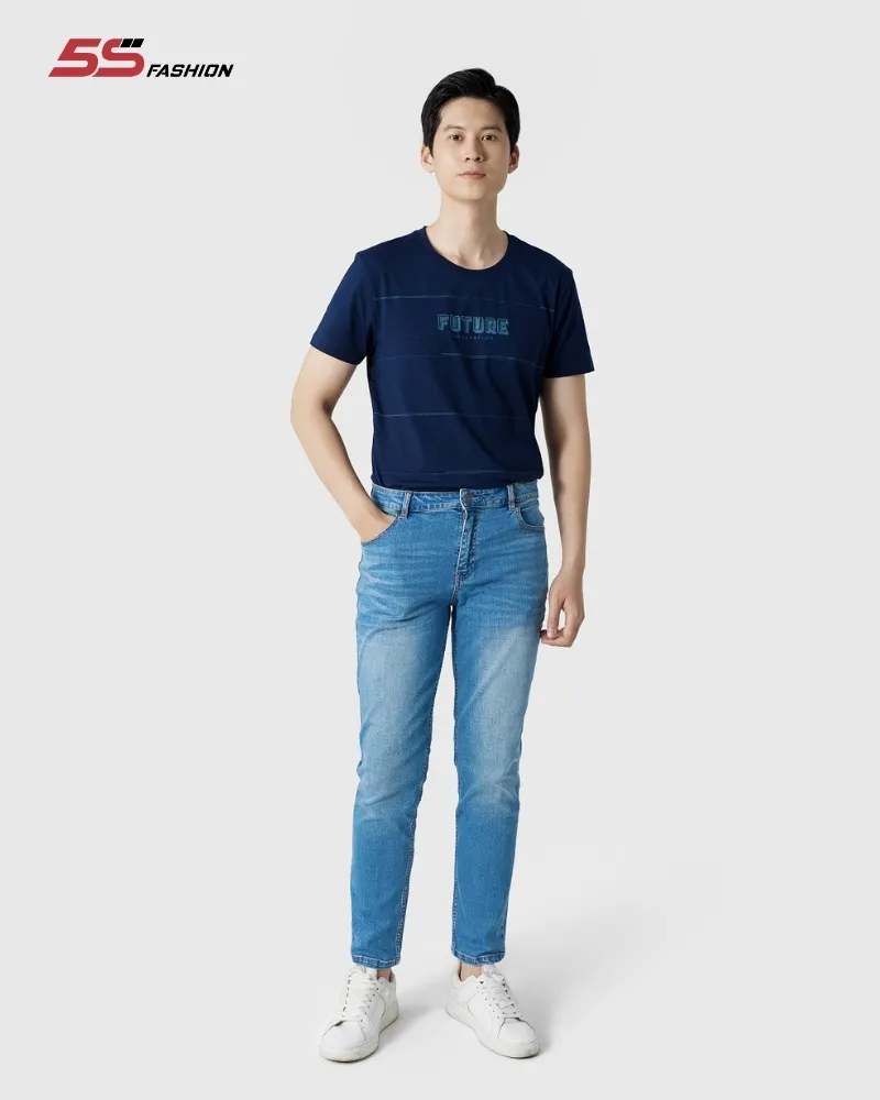 Áo T-shirt kết hợp cùng quần jean dài