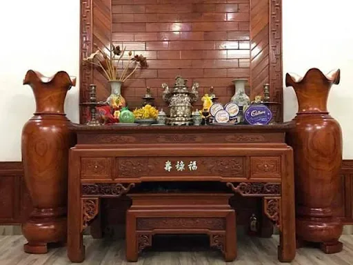 Lục bình gỗ hai bên bàn thờ