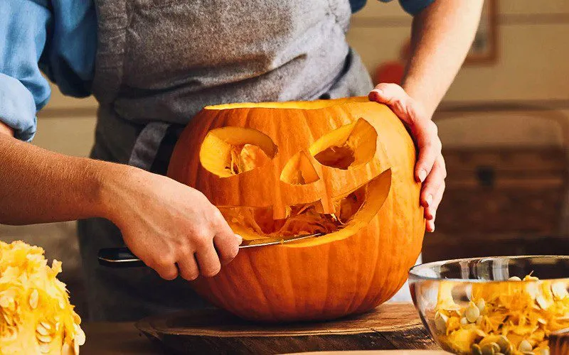 Hoạt động khắc bí ngô là một phần không thể thiếu vào Halloween