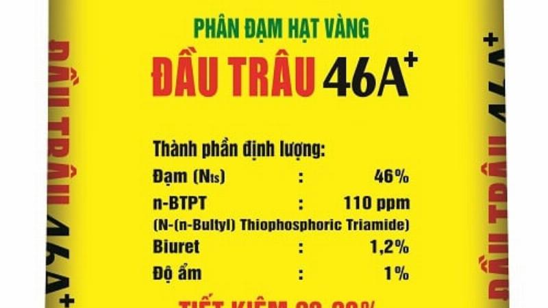 Hình ảnh bao phân đạm Urea Phú Mỹ trên ruộng lúa xanh mướt, biểu tượng của nông nghiệp Việt Nam