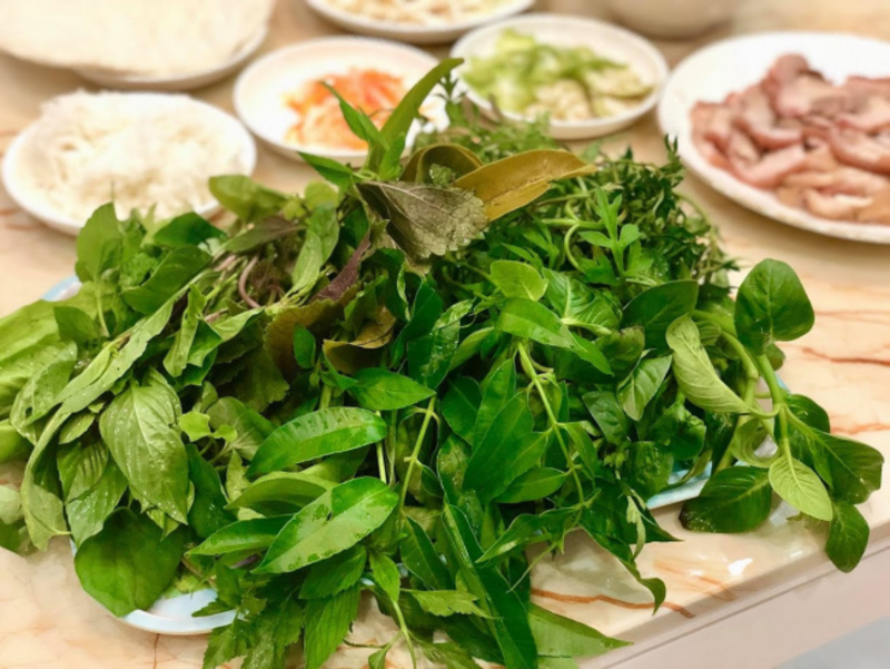 Cận cảnh thu hoạch rau ăn lá tươi ngon từ vườn nhà, thể hiện sự tươi mới