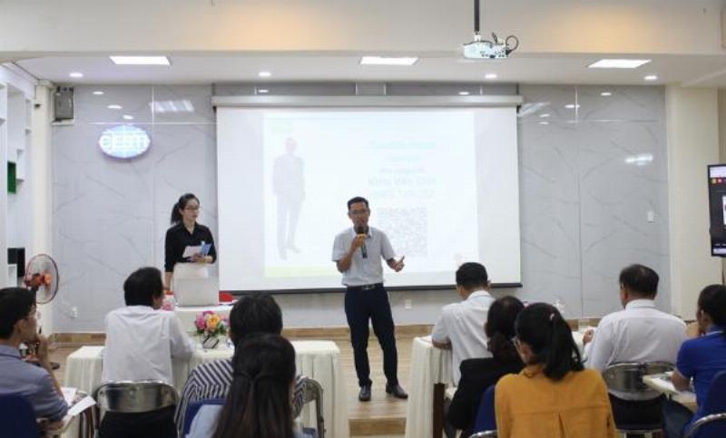 Thức ăn cho trùn quế từ rác thải hữu cơ trong nhà