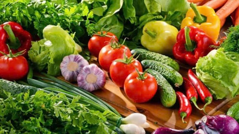 Hình ảnh phun dung dịch hữu cơ trị sâu rau muống tại nhà